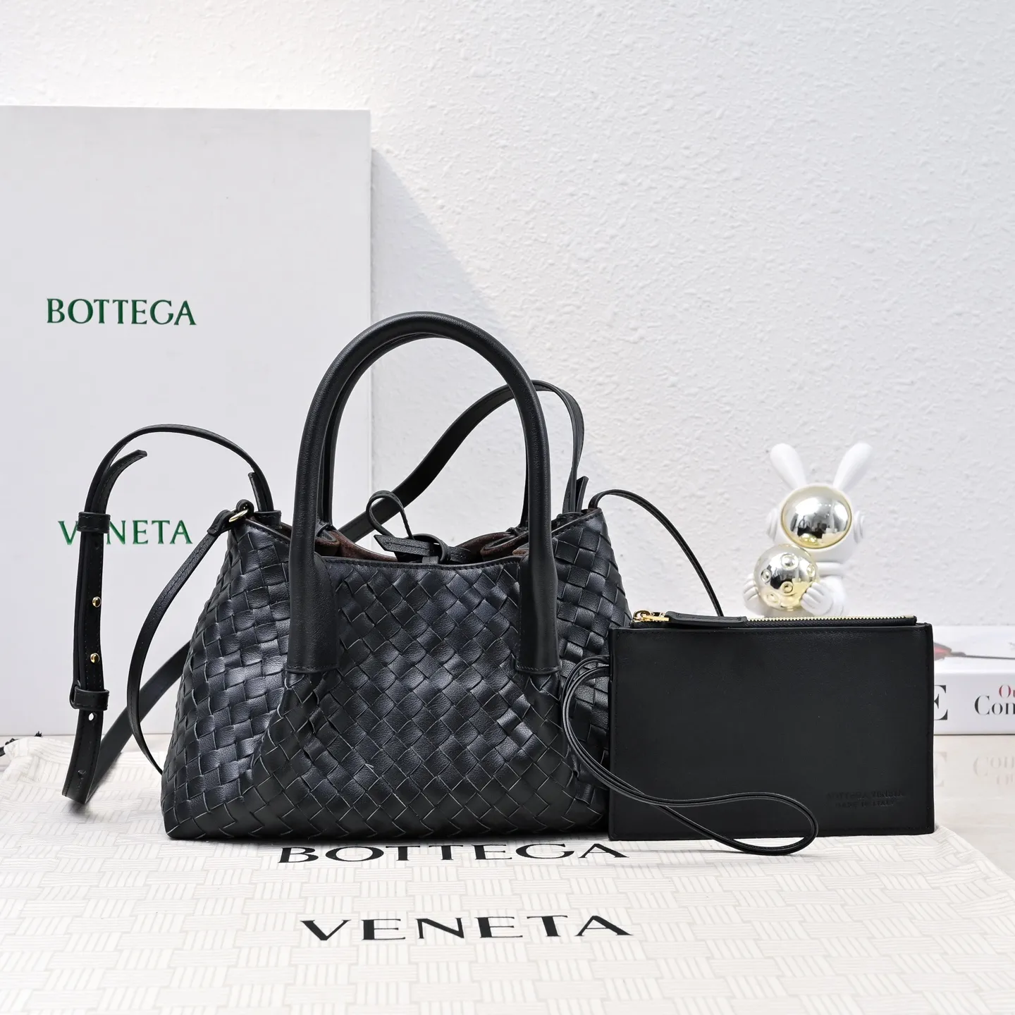 Batch 1760 BOTTEGA VENETA 2025 new product pinacoteca has super soft leather, and the weaving function, practicality and relaxed fashion sense have not fallen behind❤️‍🔥Amway has given sisters a must-have bag when going out. The size of the bag also accurately meets the commuting needs of urban beauties. It can accommodate mobile phones, keys, lipstick, powder, sunscreen, shopping bags...all of it! ! ! 🔥The capacity should not be underestimated~ It does not choose people, clothes, or occasions. With its majestic curved outline, exquisite woven texture, delicate edges and rounded handles, this woven vegetable basket bag truly achieves the goal of "dressing up and being fashionable without getting in the way"~ Are you interested in Jimei? Style number: 9004 Size: 24*15*12cm